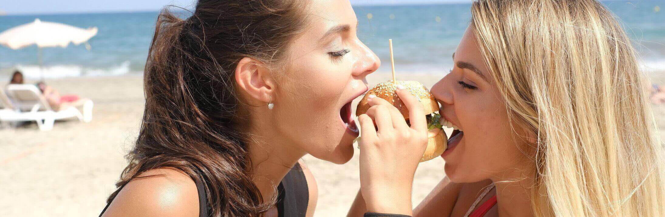 girls-burgers-food-playa-den-bossa-ronis-deli-burger-beach